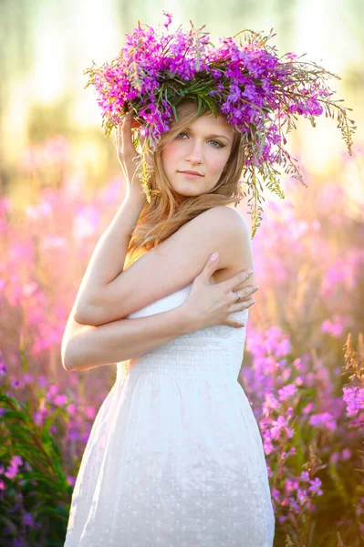 Menina Loira Bonita Nova Com Uma Coroa Flores Cabeça Reúne — Fotografia de Stock