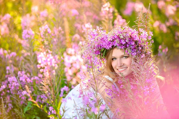 Μια Νεαρή Όμορφη Ξανθιά Κοπέλα Ένα Στεφάνι Από Λουλούδια Στο — Φωτογραφία Αρχείου