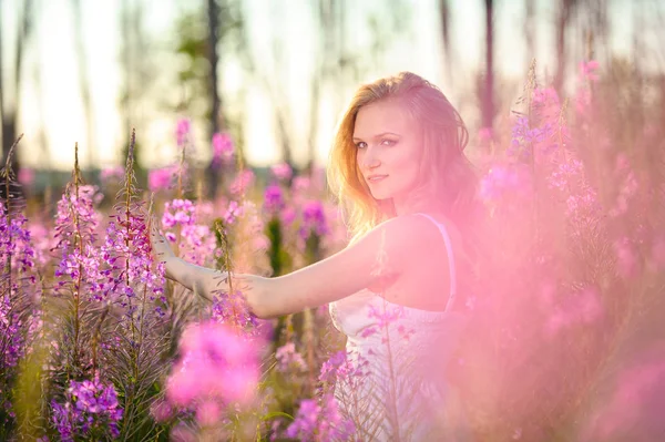 Young Beautiful Blonde Girl Gathers Pink Flowers Spring Blooming Field — Stock Photo, Image