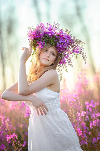 Jeune Belle Fille Blonde Avec Une Couronne Fleurs Sur Tête — Photo