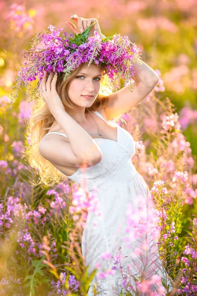 Молода Красива Блондинка Квітковим Вінком Голові Збирає Рожеві Квіти Весняному — стокове фото