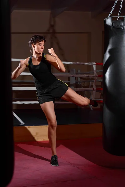 Uma Jovem Caucasiana Treina Ativamente Ginásio Faz Exercícios Boxe Luvas — Fotografia de Stock