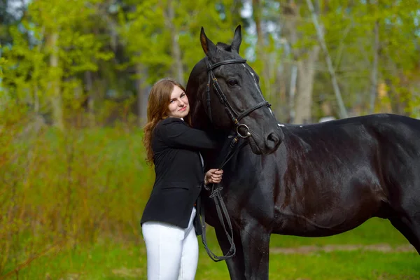 Ung Flicka Ryttare Med Svart Häst Våren Utomhus Scen — Stockfoto