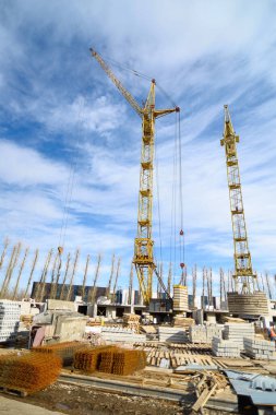 Ev yapımı. İnşaat malzemeleri inşaat alanında yatıyor. Geniş açı merceğiyle aşağıdan yukarıya doğru çekilmiş.