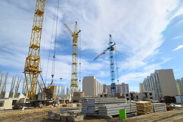 Hausbau Fotos Von Hochhausbaukränen Und Einem Unfertigen Haus Vor Blauem — Stockfoto