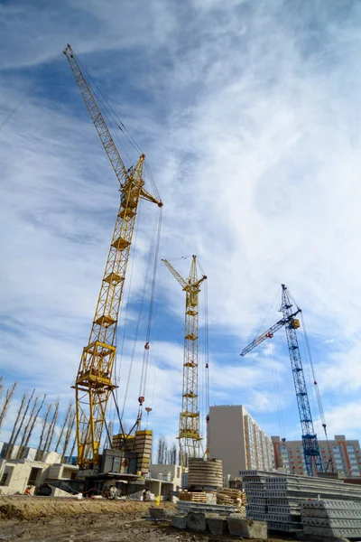 Construcción Casas Fotos Grúas Gran Altura Una Casa Inacabada Contra — Foto de Stock