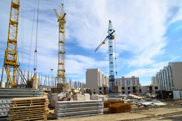 Construcción Casas Fotos Grúas Gran Altura Una Casa Inacabada Contra — Foto de Stock