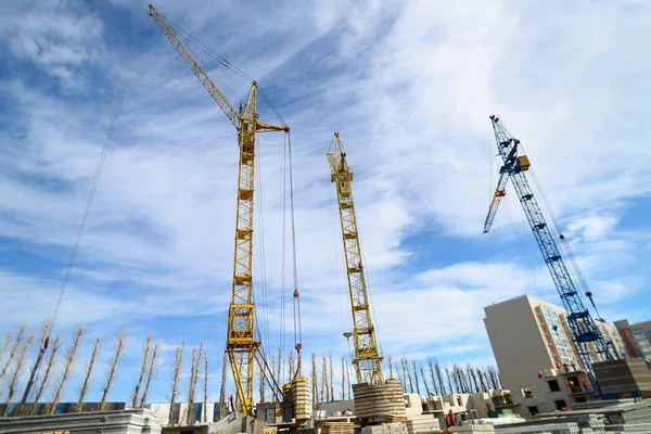 Construcción Casas Fotos Grúas Gran Altura Una Casa Inacabada Contra — Foto de Stock