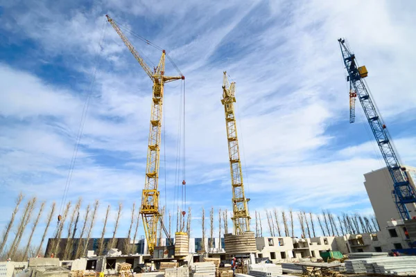 Construcción Casas Fotos Grúas Gran Altura Una Casa Inacabada Contra — Foto de Stock