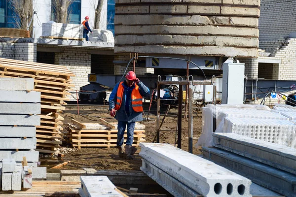 Házépítés Egy Munkás Sétál Építkezésen Épületek Építéséhez Használt Betonlemez Helyszínen — Stock Fotó