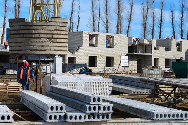 Hausbau Ein Arbeiter Geht Auf Eine Baustelle Die Betonplatte Für — Stockfoto