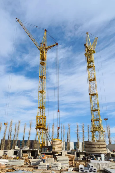 Construcción Casas Fotos Grúas Gran Altura Una Casa Inacabada Contra — Foto de Stock