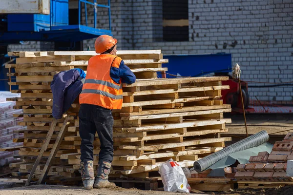 Construção Casa Trabalhador Está Canteiro Obras Novo Edifício Construção Plataformas — Fotografia de Stock