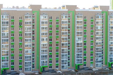 Yeni bir konut binasının ön cephesinin parçası. Yüksek binalar modern mimari ufuk çizgisi.