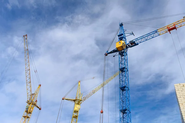 Construcción Casas Fotos Grúas Gran Altura Una Casa Inacabada Contra — Foto de Stock