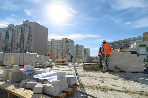 Budowa Domu Robotnicy Budują Mur Murowany Placu Budowy Pierwszym Planie — Zdjęcie stockowe