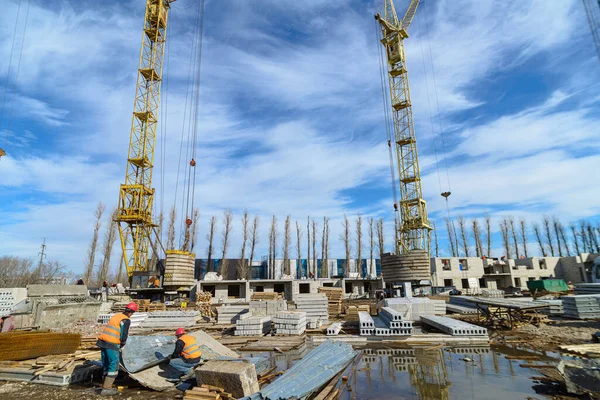 Costruzione Casa Lavoratori Lavorano Sul Cantiere Nuovo Edificio Residenziale Fotografato — Foto Stock