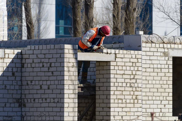 Construção Casa Construção Uma Nova Casa Trabalhadores Erguem Segundo Andar — Fotografia de Stock