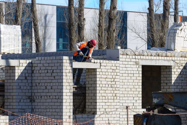 Construção Casa Construção Uma Nova Casa Trabalhadores Erguem Segundo Andar — Fotografia de Stock