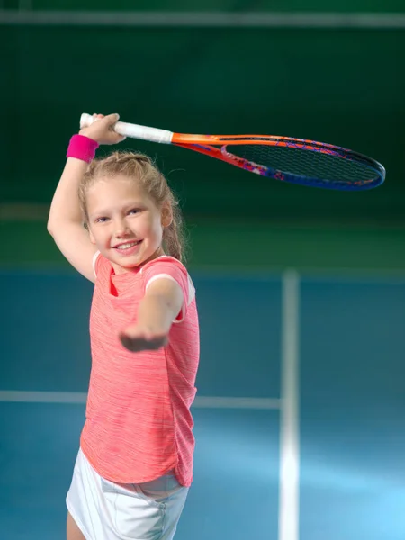 Ein Mädchen Spielt Tennis Auf Einem Überdachten Tennisplatz Kleines Mädchen — Stockfoto