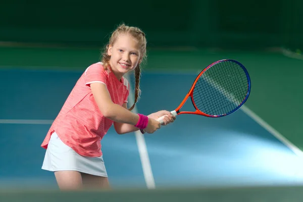 Дівчина Грає Теніс Критому Тенісному Корті Маленька Дівчинка Тенісною Ракеткою — стокове фото