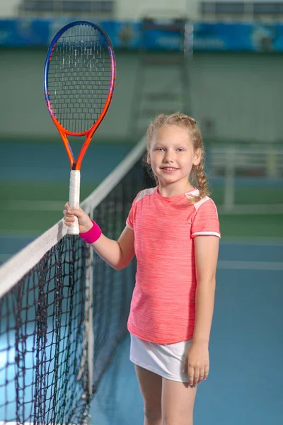 Una Chica Juega Tenis Una Cancha Tenis Cubierta Niña Con —  Fotos de Stock