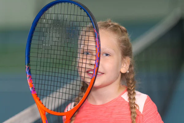 Ein Fröhliches Verspieltes Mädchen Lächelt Auf Dem Tennisplatz Mit Einem — Stockfoto