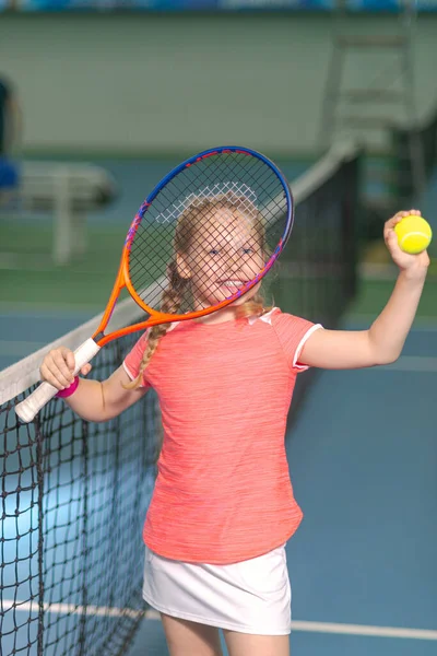 Ein Fröhliches Verspieltes Mädchen Lächelt Auf Dem Tennisplatz Mit Einem — Stockfoto