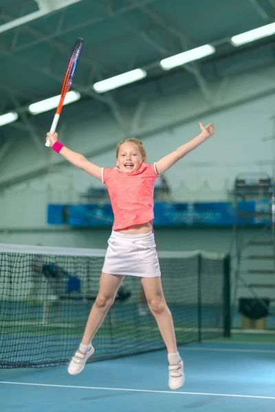 Ein Kleines Mädchen Auf Einem Überdachten Tennisplatz Freut Sich Dass — Stockfoto