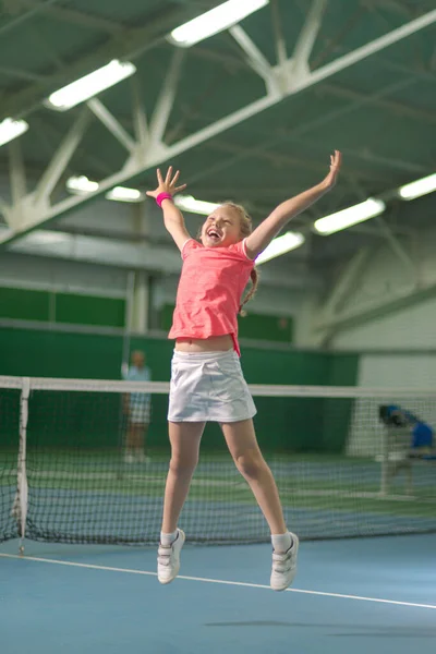 Ein Kleines Mädchen Auf Einem Überdachten Tennisplatz Freut Sich Dass — Stockfoto