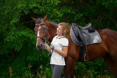 Browni atı olan güzel bir kızın portresi.