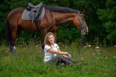 Browni atı olan güzel bir kızın portresi.