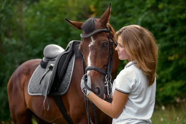 Porträtt Söt Ung Flicka Med Brun Häst — Stockfoto