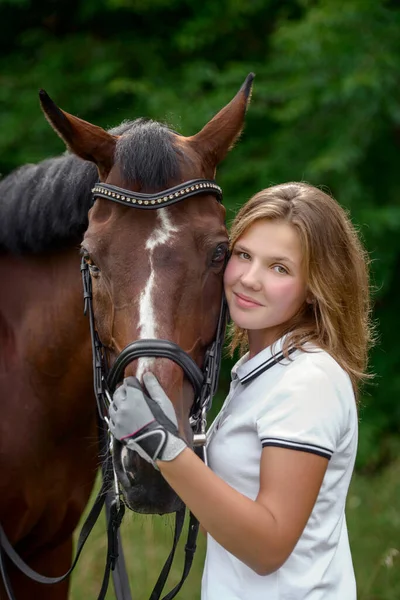 Πορτρέτο Ενός Όμορφου Κοριτσιού Ένα Καφετί Άλογο — Φωτογραφία Αρχείου