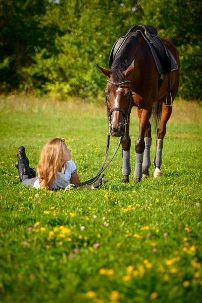 Porträtt Vacker Ung Flicka Ryttare Och Hennes Bruna Häst Äng — Stockfoto