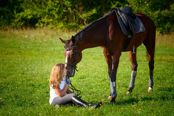 Retrato Uma Bela Jovem Cavaleira Seu Cavalo Marrom Prado — Fotografia de Stock
