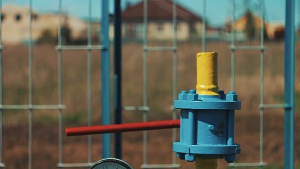 Gas storage and supply station. Pipelines for gas transportation. Stop valves and manometer. Oil and gas business. The industry of extraction of natural resources. Production of fuel. — Stock Footage Gas storage and supply station. Pipelines for gas transportation. Stop valves and manometer. Oil and gas business. The industry of extraction of natural resources. Production of fuel. Stock Video