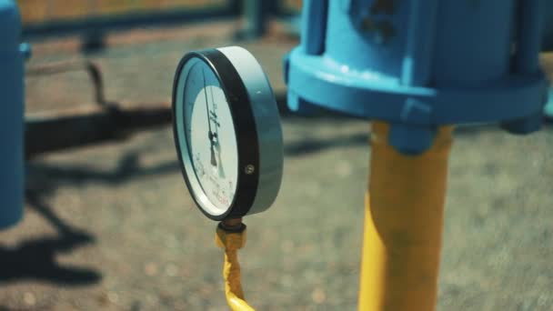 Pressure gauge on a gas pipe. Pipeline at the oil and gas station. Production of fuel. A station for purification and processing of natural gas. High pressure sensors. stop valve — Stock Footage Pressure gauge on a gas pipe. Pipeline at the oil and gas station. Production of fuel. A station for purification and processing of natural gas. High pressure sensors. stop valve Stock Video