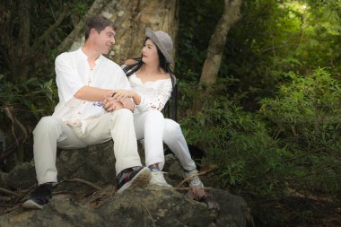 Mutlu çiftler ve onların tatlı ilişkileri.