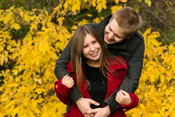 Jovem Casal Abraçando Sorrindo Sinceramente — Fotografia de Stock