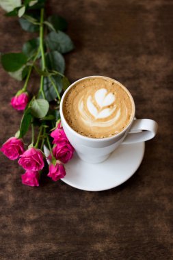 bir gül ve çiçek ile kahve kahve