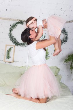 Aynı etek bahar küçük kızı ile anne