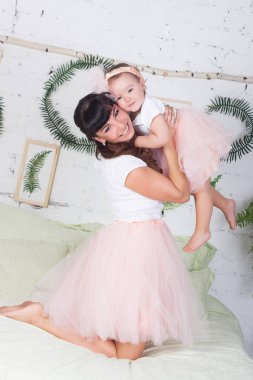 Aynı etek bahar küçük kızı ile anne