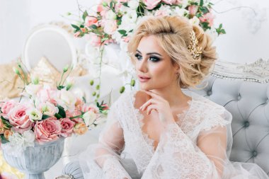 Güzel saç stili ve makyajlı gelinlik içinde güzel bir genç kız.