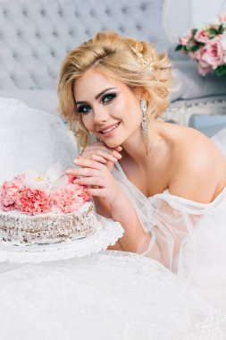 Düğün pastası yakınındaki güzel gelin