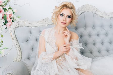 Bir sabahlığı güzel gelin