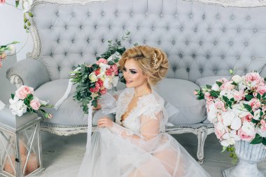 bir sabahlık saç ve makyaj kız güzel bir düğün buket tutuyor