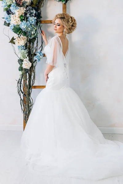 A menyasszony áll egy fehér háttér — Stock Fotó