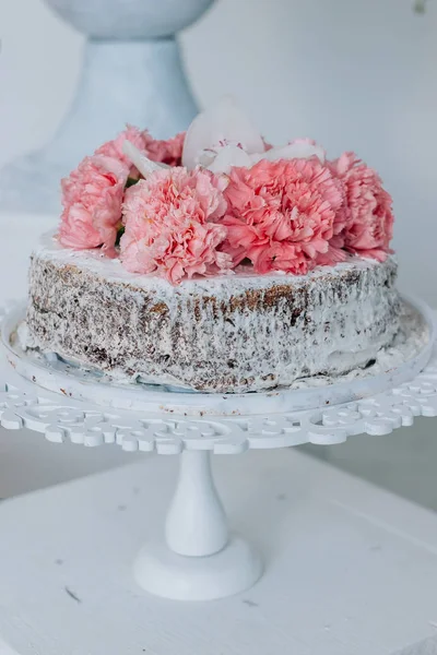 Gâteau Mariage Sur Piédestal Blanc Décoré Fleurs Fraîches Oeillet Lily — Photo