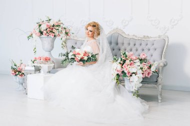 Çiçeklerle çevrili güzel sarışın gelin